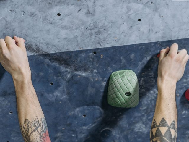 Pourquoi la force de prise est-elle cruciale pour vos performances sportives ?