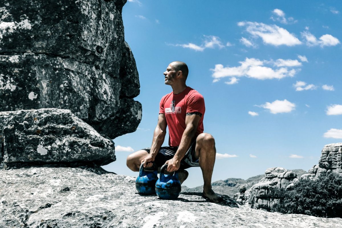 Apprenez à maîtriser le kettlebell swing pour éviter les blessures