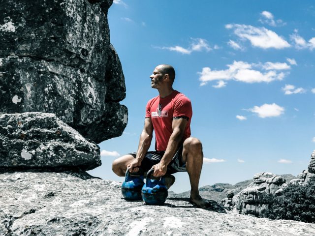 Apprenez à maîtriser le kettlebell swing pour éviter les blessures